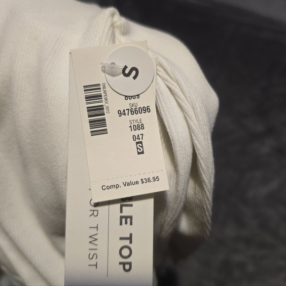 Hollister Long Sleeve Crop Tee SMALL - Picture 6 of 7